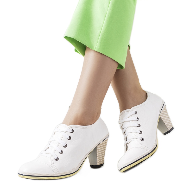 Brogues brancos no poste de Belisle