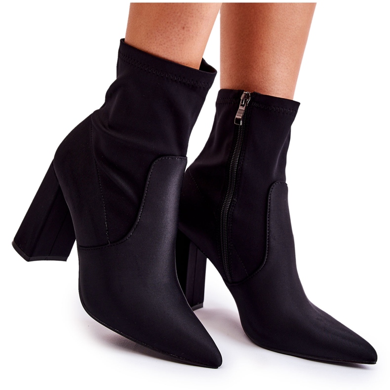 Botas Femininas de Material no Salto Preto Amile