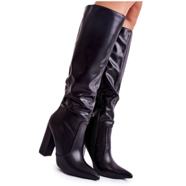 WD1 Botas pretas clássicas em um bar Mayra preto