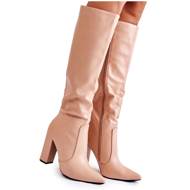 WD1 Botas clássicas em um bar nua Mayra bege