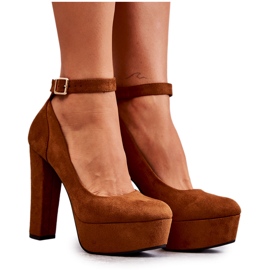 Bombas de camurça na plataforma Camel Rivia castanho