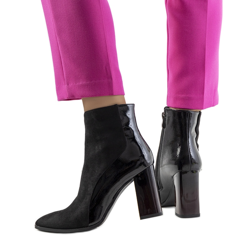 Botas pretas no poste Leonar preto