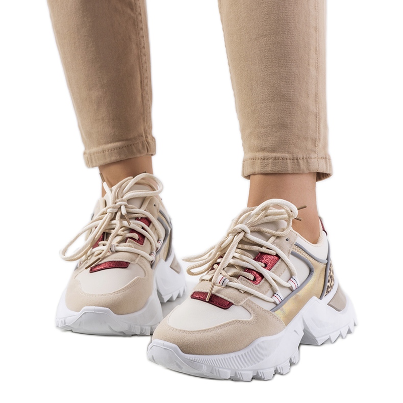 Tênis bege da Amarillo dourado