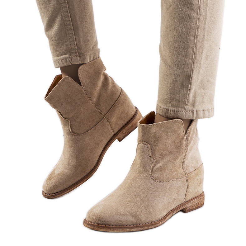 Botins Zoki bege com salto de cunha coberto