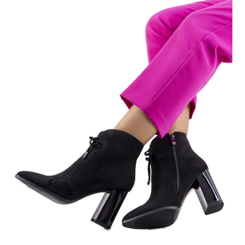 Botins pretos no poste Deti