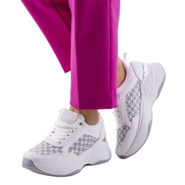 Os tênis brancos do Milan