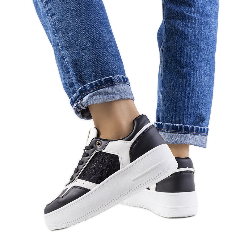 Tênis preto na plataforma Coronel