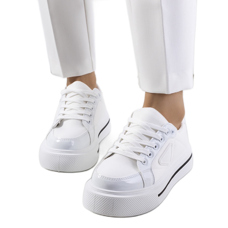 BM Tênis branco com sola grossa Scrabster BM Tênis branco com sola grossa Scrabster