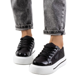 Tênis preto com uma sola grossa de Scrabster Tênis preto com uma sola grossa de Scrabster