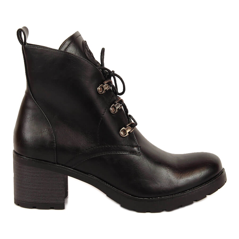 Botas isoladas Potocki pretas em um bloco preto