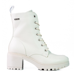 Trabalhadores de Vinceza bege com cadarços em um poste baixo marrom