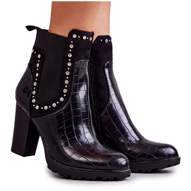 PG1 Botas de cobra de cobra preta Wissey em um poste preto