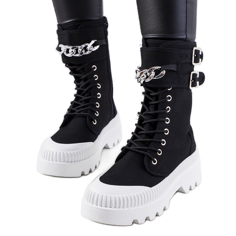 Tênis preto com corrente Taus