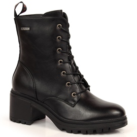 Botas pretas Vinceza com atacadores no poste preto