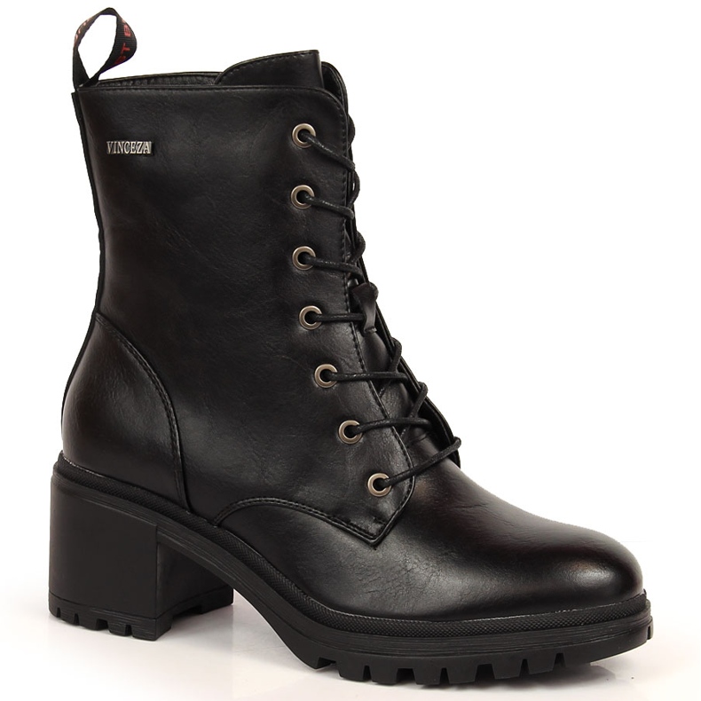 Botas pretas Vinceza com atacadores no poste preto