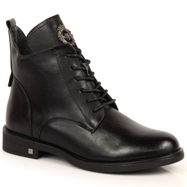 Botas femininas com enfeite de Potocki isolado preto