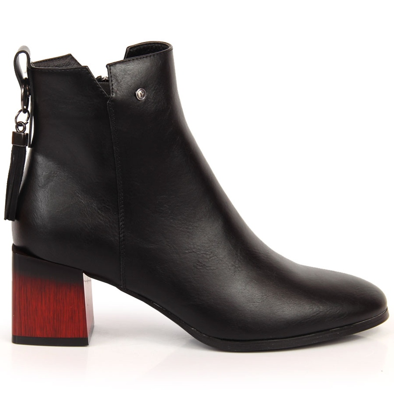 Botas femininas em um poste decorativo, Potocki isolado preto