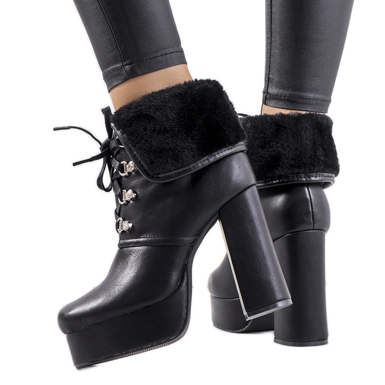 Botas pretas no poste Madina preto