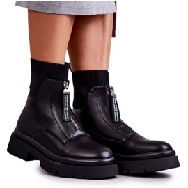 Botas de meia feminina no abrigo preto com zíper