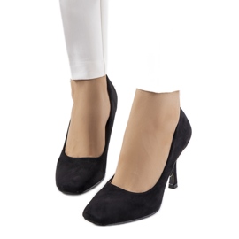 Sapatos pretos em um salto agulha Coxi Sapatos pretos em um salto agulha Coxi