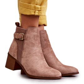 Botas de camurça em um Post Brown Vannes marrom
