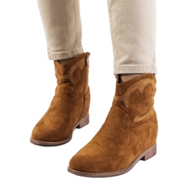 As botas de cowboy castanhas da Velha marrom