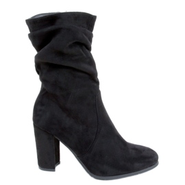 Pola salto alto preto