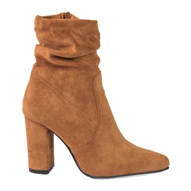 Botas de mulher castanhas no poste Shelovet com parte superior com folhos marrom