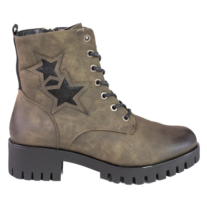 Trabalhadoras femininas Shelovet em um posto baixo verde