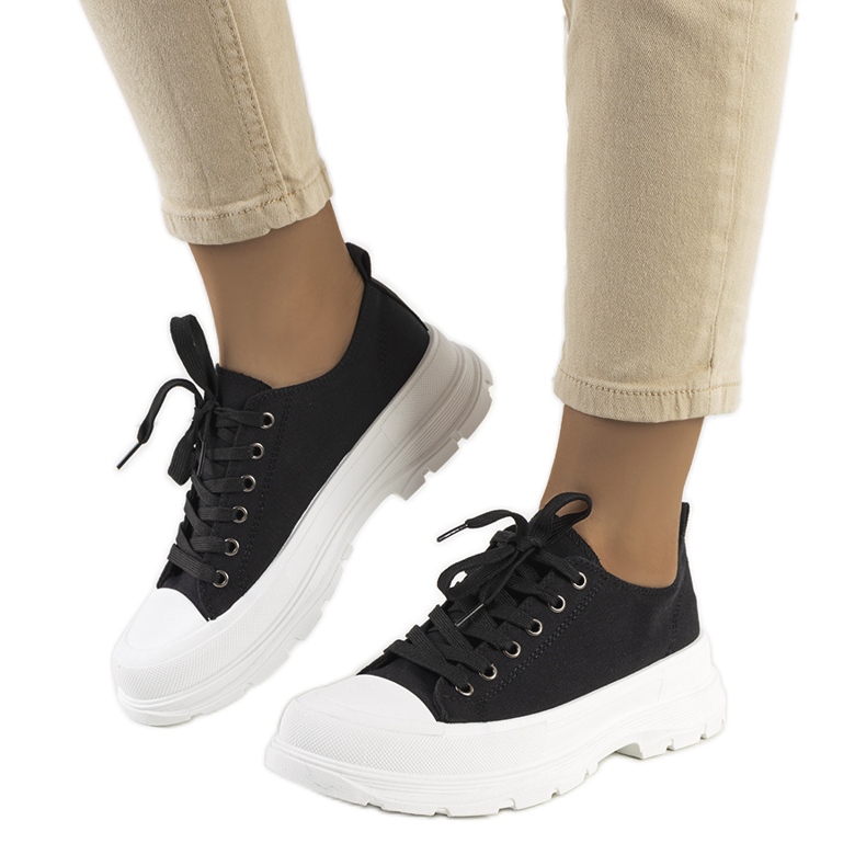 Tênis preto em uma sola grossa de Ardglass