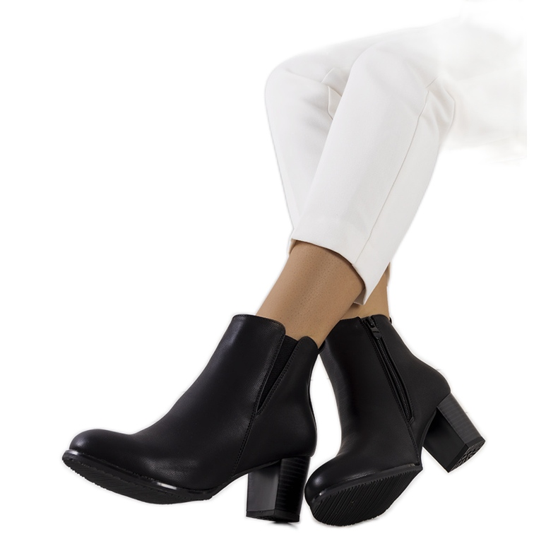 Botas pretas no poste do Begger preto Botas pretas no poste do Begger preto