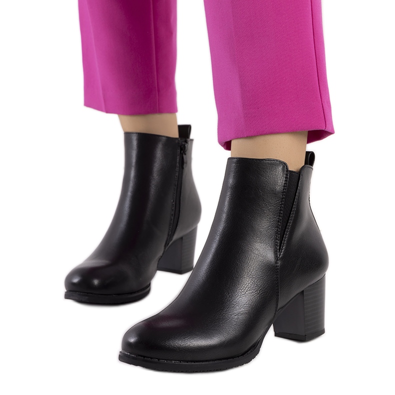 Botas pretas no poste do Begger preto