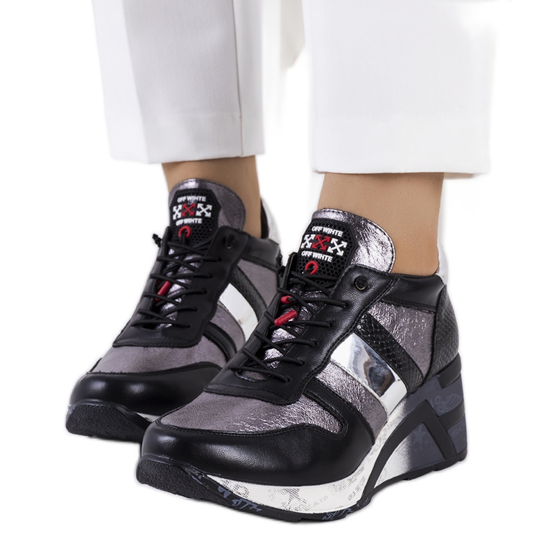 Tênis preto e metálico na cunha Ifruf prata