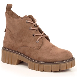 Trabalhadores acolchoados femininos em uma plataforma de camurça marrom por Sergio Leone