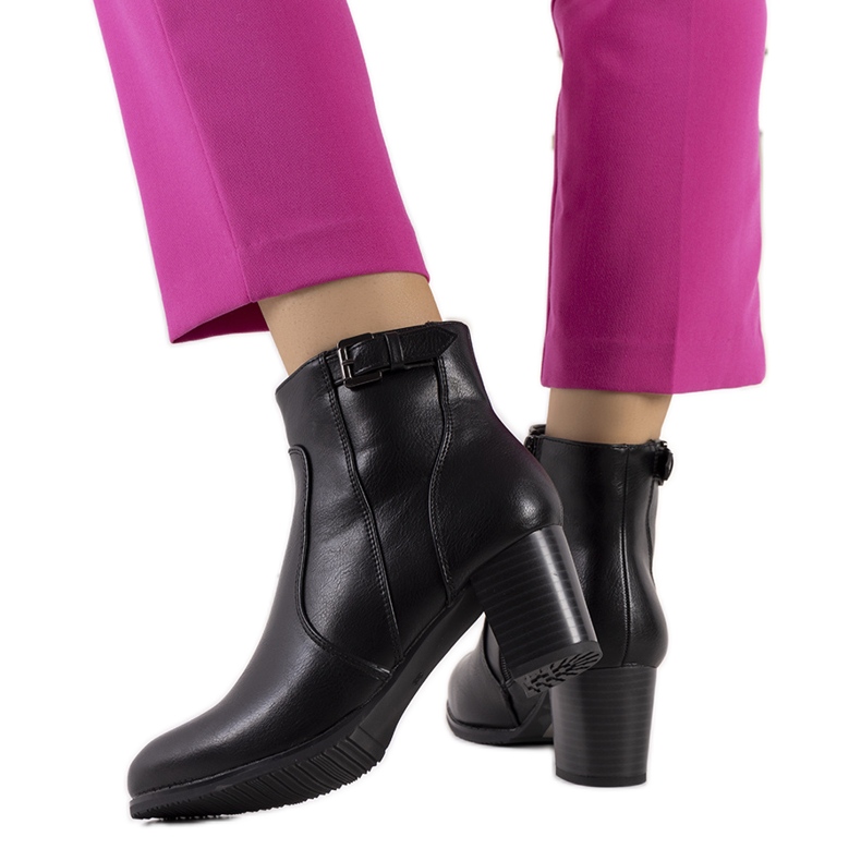 Botas pretas em um poste baixo de Bogotá preto