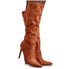 Botas de camurça clássicas com salto agulha Camel Ameya marrom
