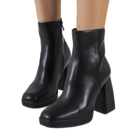 Botins pretos no poste Jilin