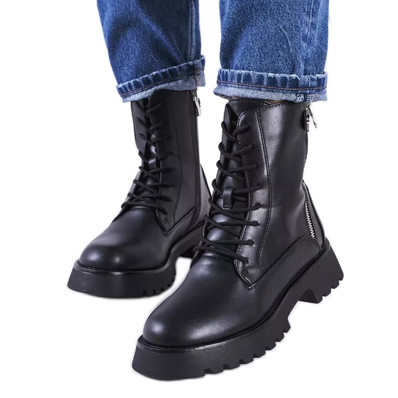 Botas pretas em uma sola maciça de Osaka preto