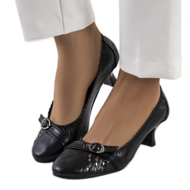 Scarpin preto com elástico Djoko