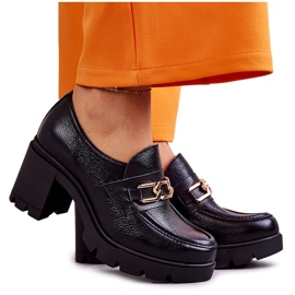 Sapatos de couro em um pilar com um ornamento dourado Mikeyla preto