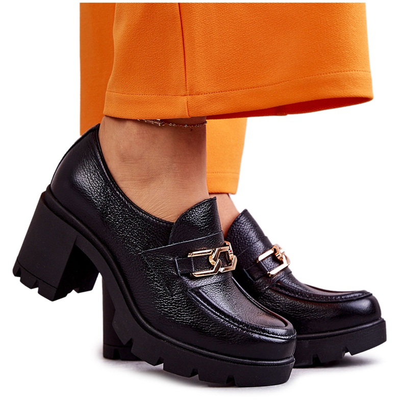 Sapatos de couro em um pilar com um ornamento dourado Mikeyla preto