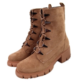 Botas femininas isoladas em um bloco Jezzi de camelo marrom