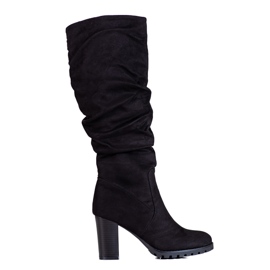 Botas femininas de camurça em poste com cabedal Vinceza com babados preto Botas femininas de camurça em poste com cabedal Vinceza com babados preto