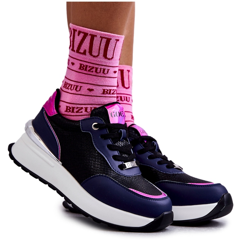 Tênis esportivo feminino com cunha GOE KK2N4081 preto-azul marinho