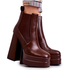 Botas femininas de couro ecológico em um salto enorme Brown Jones marrom