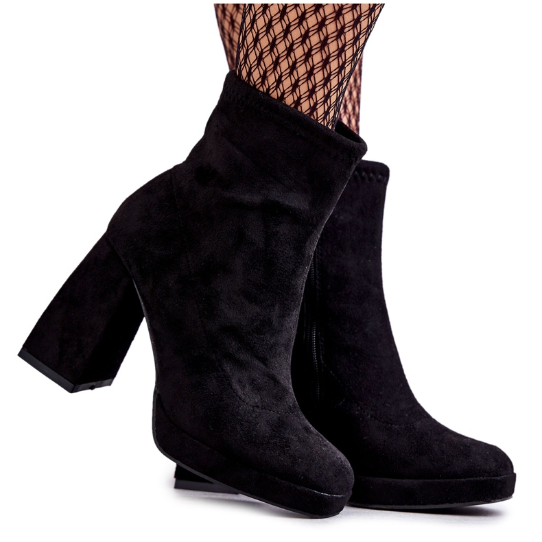 Botas Femininas de Camurça no Salto Preto Ramira