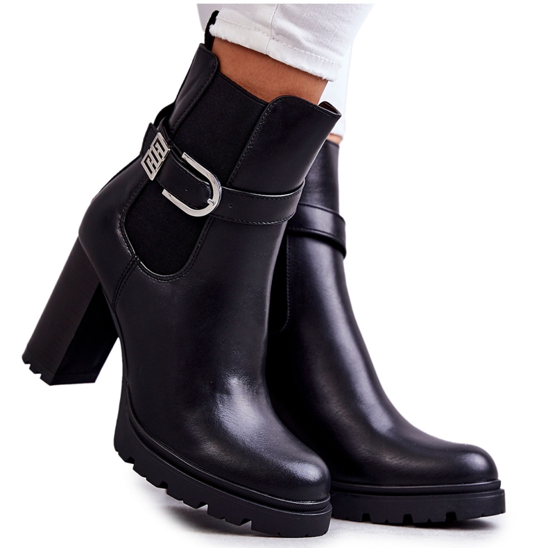 FE1 Botas de couro pretas Maresol em poste com cinto decorativo preto