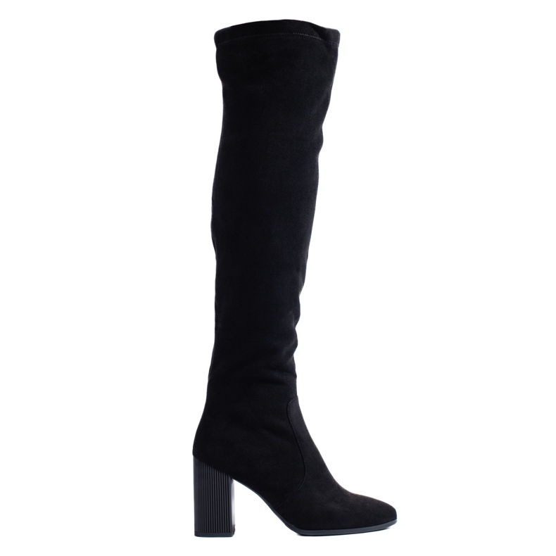 Botas Shelovet femininas em um post estiloso preto