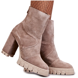 Botas de camurça com salto alto bege Elia Botas de camurça com salto alto bege Elia