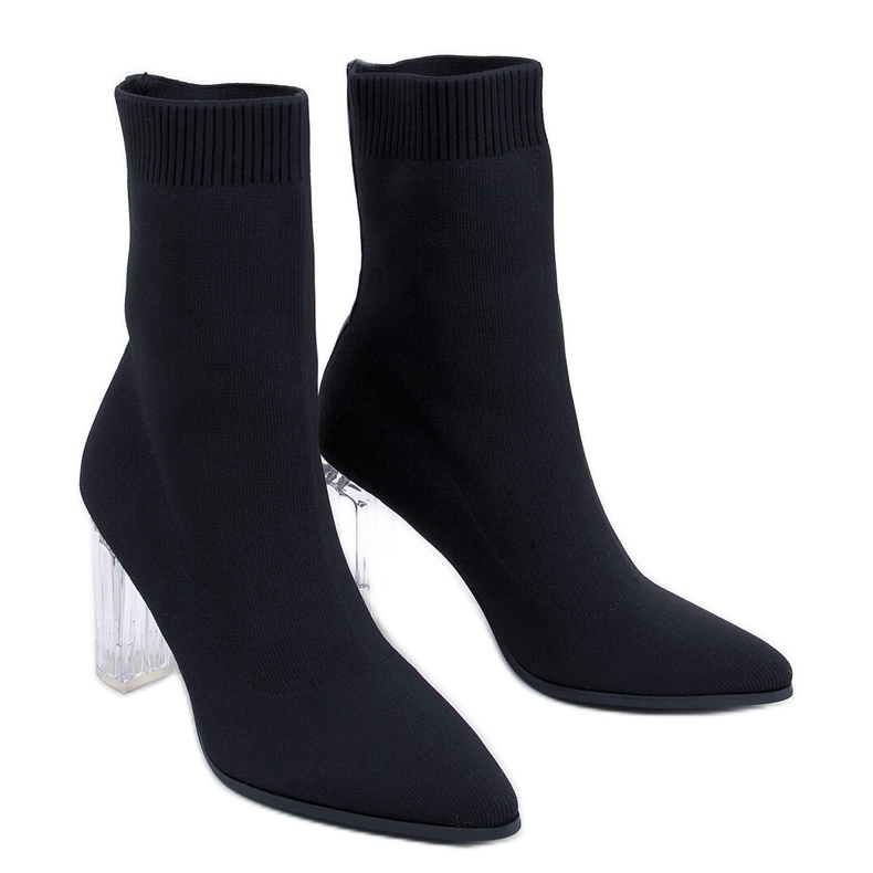 Carolyn Bota preta de salto alto preto